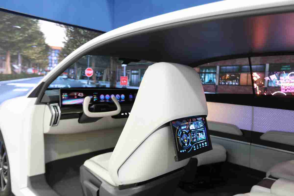 杏悦2的「可卷式后座娱乐显示器」加强后座乘客的感官体验，，，并保有个性化设计，，，可依使用偏好进行动态调整。。